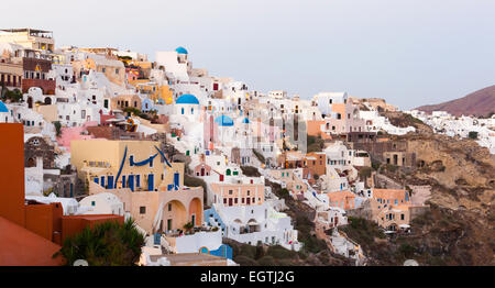 Vue sur le village d''Oia, Santorin, Grèce. Banque D'Images