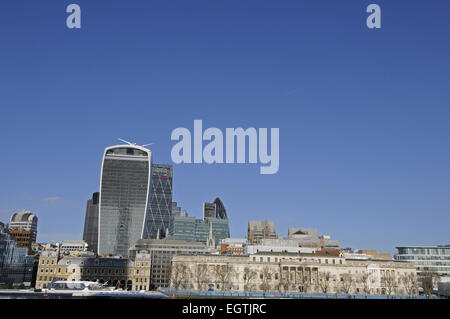 La vue sur la Tamise à l'horizon moderne de ville de Londres avec le talkie walkie et Cheesegrater et le Gherkin Banque D'Images