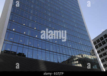 L'horizon de la ville moderne de Londres, Le Walkie Talkie Building in close up avec des réflexions London England Banque D'Images