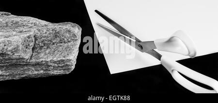 Jeu classique de roche, papier, ciseaux représentées dans une photographie en noir et blanc Banque D'Images