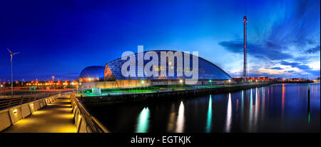 Image panoramique de crépuscule du Glasgow Science Centre sur la rivière Clyde Banque D'Images