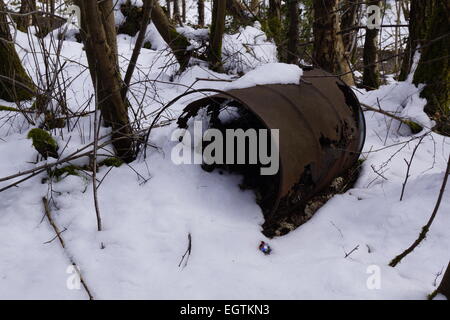 Vieux rouillé le tambour à huile en bois enneigés, UK Banque D'Images