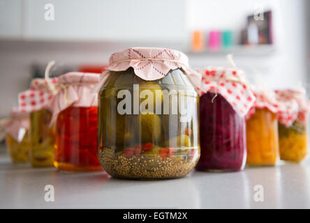 Gros plan sur les bocaux de légumes marinés sur table Banque D'Images