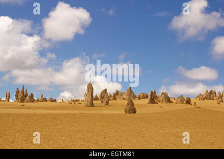 Désert des Pinnacles en Australie occidentale avec ciel bleu et nuages Banque D'Images