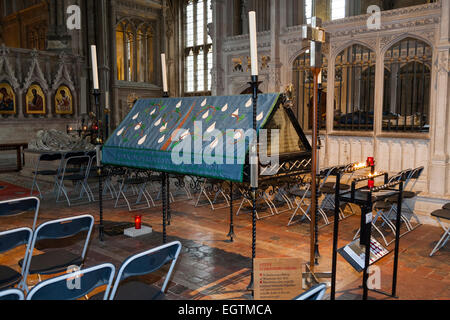 St Swithun's memorial de culte dans le retrochoir de la cathédrale de Winchester. Winchester. UK. Banque D'Images