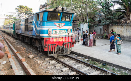 Moteur de train, les voitures, les navetteurs pris sur un cercle de 3 heures de train à travers Yangon Yangon et banlieue,Rangoon, Birmanie, Myanmar, Banque D'Images