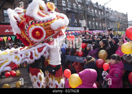 Les chinois du quartier de Chinatown/Sunset Park de Brooklyn, NY célébrer le Nouvel An chinois avec un défilé et un festival réunissant dans l'année de la Chèvre, 2015 Banque D'Images