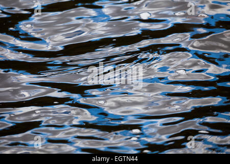 Abstractions de surface de l'eau dans le lac Vansjø, Østfold fylke, la Norvège. Le bleu du ciel se reflètent dans les vagues en mouvement. Banque D'Images