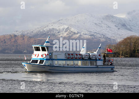 Le lac Windermere, Cumbria, Royaume-Uni. 2 mars, 2015. Météo : la neige sur les collines surplombant le lac Windermere Mlle Lakeland Windermere Lake Cruises winter sun boat trip Crédit : Gordon Shoosmith/Alamy Live News Banque D'Images