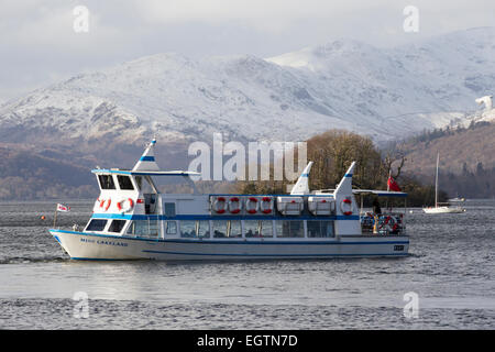 Le lac Windermere, Cumbria, Royaume-Uni. 2 mars, 2015. Météo : la neige sur les collines surplombant le lac Windermere Mlle Lakeland Windermere Lake Cruises winter sun boat trip Crédit : Gordon Shoosmith/Alamy Live News Banque D'Images