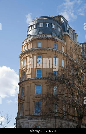 Ciel bleu sur l'hôtel Corinthia à Whitehall Place Londres Banque D'Images