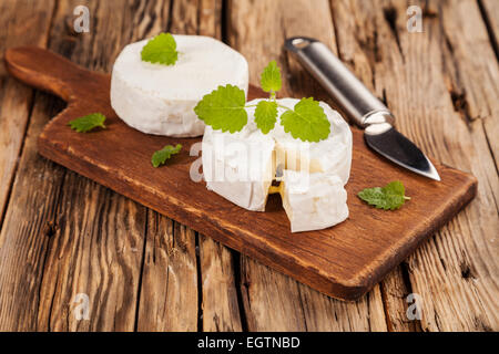 French Camembert morceaux servi sur bois Banque D'Images