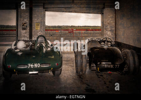 Lister Jaguar SS100 et en attente dans la voie des stands garage, Snetterton, Norfolk, Royaume-Uni. Banque D'Images