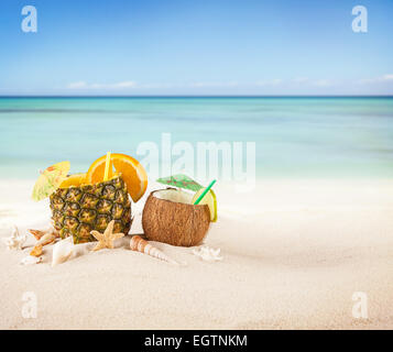 Plage de sable avec des boissons fraîches en fruits ananas Banque D'Images