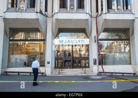 Londres, Royaume-Uni. 02 mars, 2015. London Fire Brigade envoyer trois moteurs pour faire face à un incendie à la Barclays Bank Succursale de la rue Victoria. L'excès d'eau a été réacheminé vers un premier étage fenêtre pour le trottoir ci-dessous Crédit : Pete Maclaine/Alamy Live News Banque D'Images