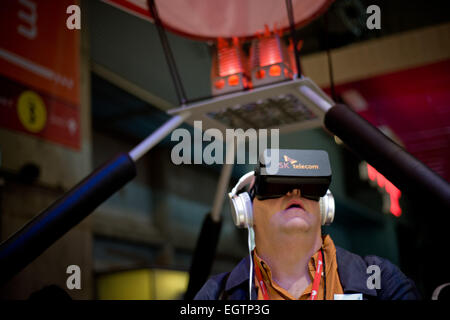 Barcelone, Espagne. 2 mars, 2015. Une présence d'essayer des lunettes de réalité virtuelle au MWC de Barcelone. Le Mobile World Congress 2015 a ouvert ses portes à Barcelone, avec une participation de 90 000 visiteurs. Crédit : Jordi Boixareu/Alamy Live News Banque D'Images