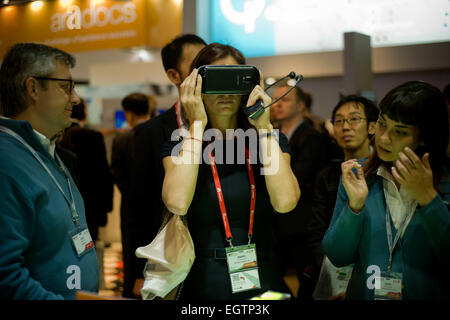 Barcelone, Espagne. 2 mars, 2015. Une présence d'essayer des lunettes de réalité virtuelle au MWC de Barcelone. Le Mobile World Congress 2015 a ouvert ses portes à Barcelone, avec une participation de 90 000 visiteurs. Crédit : Jordi Boixareu/Alamy Live News Banque D'Images