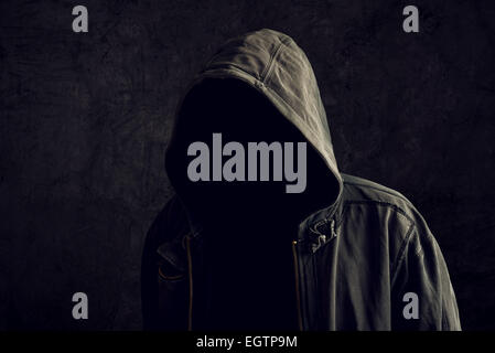 Inconnu sans visage méconnaissable et sans identité homme portant des bois dans une pièce sombre, spooky personne criminelle. Banque D'Images