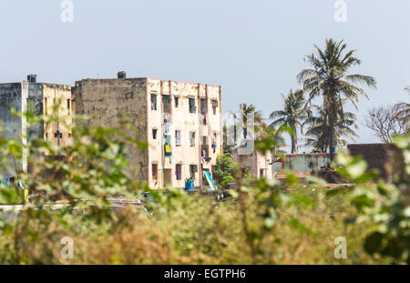 Sale typique, la misère des blocs d'appartements délabrés, pauvres dans un bidonville de Chennai, Tamil Nadu, Inde du sud Banque D'Images