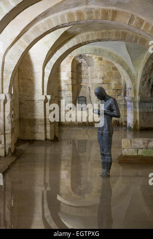 Crypte inondée de la cathédrale de Winchester contenant Antony Gormley sculpture du son : II . Winchester. Hampshire / Hants. UK Banque D'Images