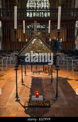 St Swithun's memorial de culte dans le retrochoir de la cathédrale de Winchester. Winchester. UK. Banque D'Images