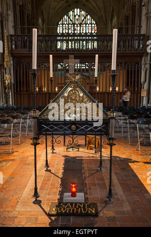 St Swithun's memorial de culte dans le retrochoir de la cathédrale de Winchester. Winchester. UK. Banque D'Images