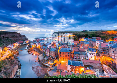 Une vue sur le village traditionnel de pêcheurs de Staithes, North Yorkshire, Angleterre, Royaume-Uni, Europe. Banque D'Images