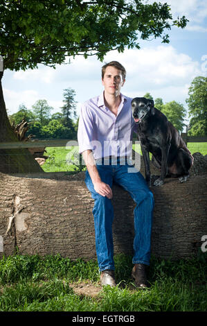 Otis Ferry (b 1/11/1982), plus jeune fils du chanteur Brian Ferry. En photo avec ses chiens, Otis est un militant pro-chasse. Banque D'Images