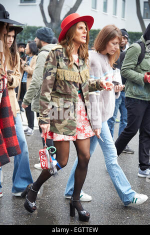 Milan, Italie. 2 mars, 2015. Anna Dello Russo pose pour les photographes avant de Giorgio Armani show , Milan Fashion Week Day 6, Automne/Hiver 2015-2016 street style le 2 mars 2015 à Milan. Crédit : A. Astes/Alamy Live News Banque D'Images