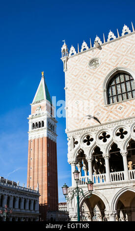 Clocher Campanile et architecture détail de Palais des Doges, Venise, Italie. Banque D'Images