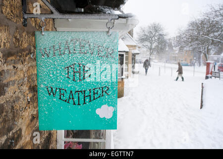 Une boutique sign par temps de neige dans le village de Broadway au Royaume-Uni Banque D'Images