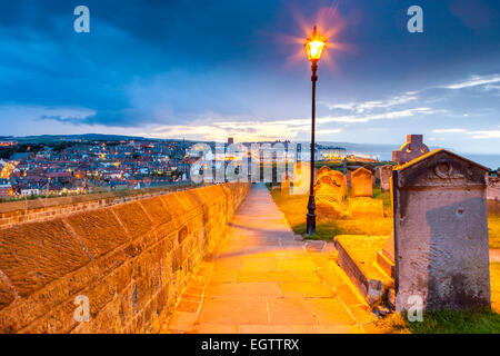 Saint Mary's Parish Church yard à Whitby, North Yorkshire, Angleterre, Royaume-Uni, Europe. Banque D'Images