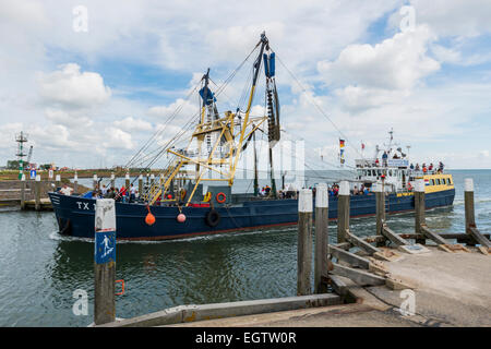 Fishingship avec excursion peolple entrant port de Oudeschild sur l'île de Texel. Banque D'Images