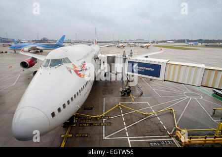 Virgin Atlantic avion sur le tarmac de l'aéroport de Manchester la borne 2 sur un matin d'hiver humide. Manchester, Angleterre, Royaume-Uni, Angleterre Banque D'Images