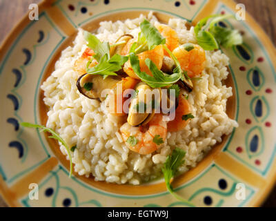 Crevettes fraîches cuites et les moules risotto, servi sur une table. Conseil de dégustation Banque D'Images