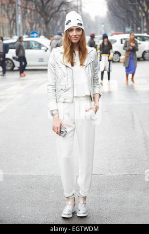 Milan, Italie. 2 mars, 2015. Chiara Ferragni pose pour les photographes avant de Giorgio Armani show , Milan Fashion Week Day 6, Automne/Hiver 2015-2016 street style le 2 mars 2015 à Milan. Crédit : A. Astes/Alamy Live News Banque D'Images