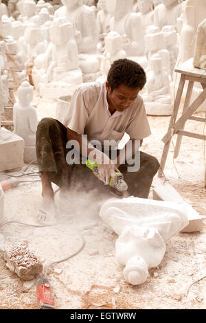 Un artisan un ponçage birman Bouddha statue en plâtre à vendre, Mandalay, Myanmar ( Birmanie ), l'Asie Banque D'Images