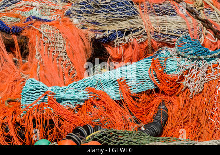 Une pile de plusieurs filets de pêche colorés et les bouées dans le port d'Amsterdam, aux Pays-Bas. Banque D'Images