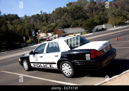 Voiture LAPD stationné en dehors du théâtre grec de Griffith Park, Los Angeles Banque D'Images