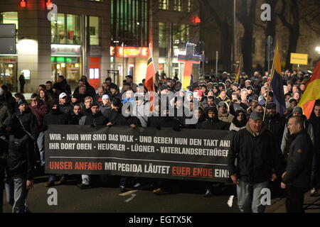 Dresde, Allemagne. 2 mars, 2015. Les partisans de l'anti-Islam 'Pegida' démontrer mouvement tenant une bannière inscrit WIR - NUR WIR SIND DAS VOLK - UND GEBEN NUN DEN UN TAKT ! IHR DORT OBEN - HEUCHLER - LÜGNER - VATERLANDSBETRÜGER PEGIDA LÄUTET UNSER ANFANG MIT EIN ENDE EUER !' ('NOUS - QUE NOUS SOMMES LE PEUPLE - ET LA BARQUE MAINTENANT ! Vous LÀ-HAUT - HYPOCRITES - MENTEURS - TRAÎTRES À VOTRE PAYS/PEGIDA NOTRE début avec les sons de cloche POUR VOTRE DISPARITION !') à Dresde, Allemagne, 02 mars 2015. Dpa : Crédit photo alliance/Alamy Live News Banque D'Images