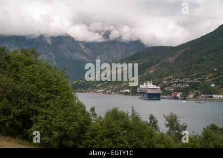 MV Mein Schiff 2 est un bateau de croisière naviguant Century Class pour TUI Cruises ici l'ancrage à la fin de fjord en Norvège. Banque D'Images