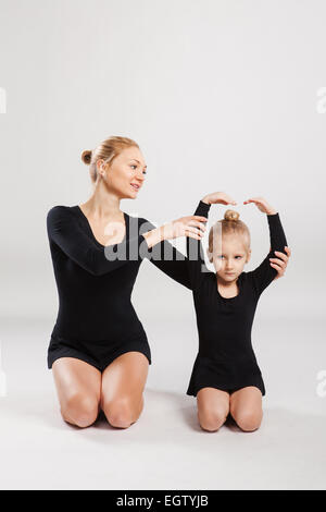 Mère Fille d'enseignement de la gymnastique. Banque D'Images