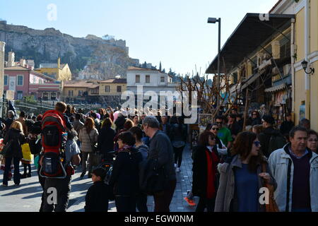 Grèce ATTICA ATHENS PLAKA UNE LONGUE SCÈNE DE RUE À MONASTIRAKI Banque D'Images