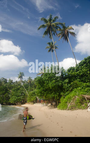 Un surfeur sur la plage de Mirissa, Sri Lanka Banque D'Images