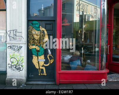 Bristol Street Art, le pissenlit sur une porte à côté d'un café à Stokes Croft salon de ville de Bristol, Royaume-Uni Banque D'Images