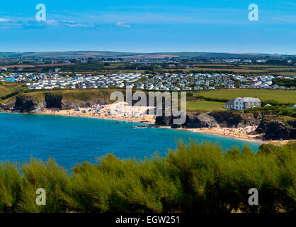 Vue sur la baie d'Ivey Mère de Trevose Head vers caravan site et plage bondée Padstow Cornwall England UK nord Banque D'Images