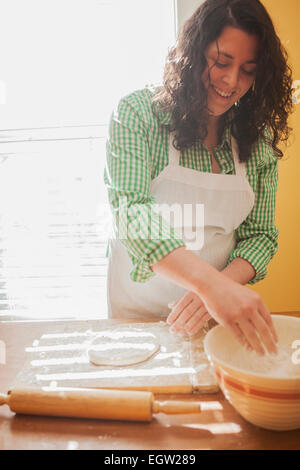 Woman flouring dough. Banque D'Images