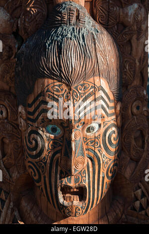 Sculpture sur bois maori, Te Puia Whakarewarewa, Marae, Rotorua, Bay of Plenty, île du Nord, en Nouvelle-Zélande. Banque D'Images