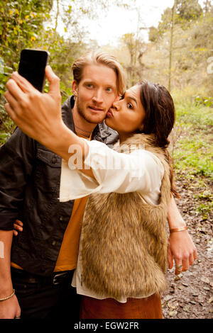 La femme et l'homme en prenant un dans les bois. selfies Banque D'Images