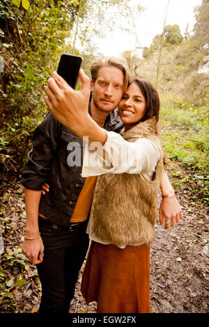 La femme et l'homme en prenant un dans les bois. selfies Banque D'Images